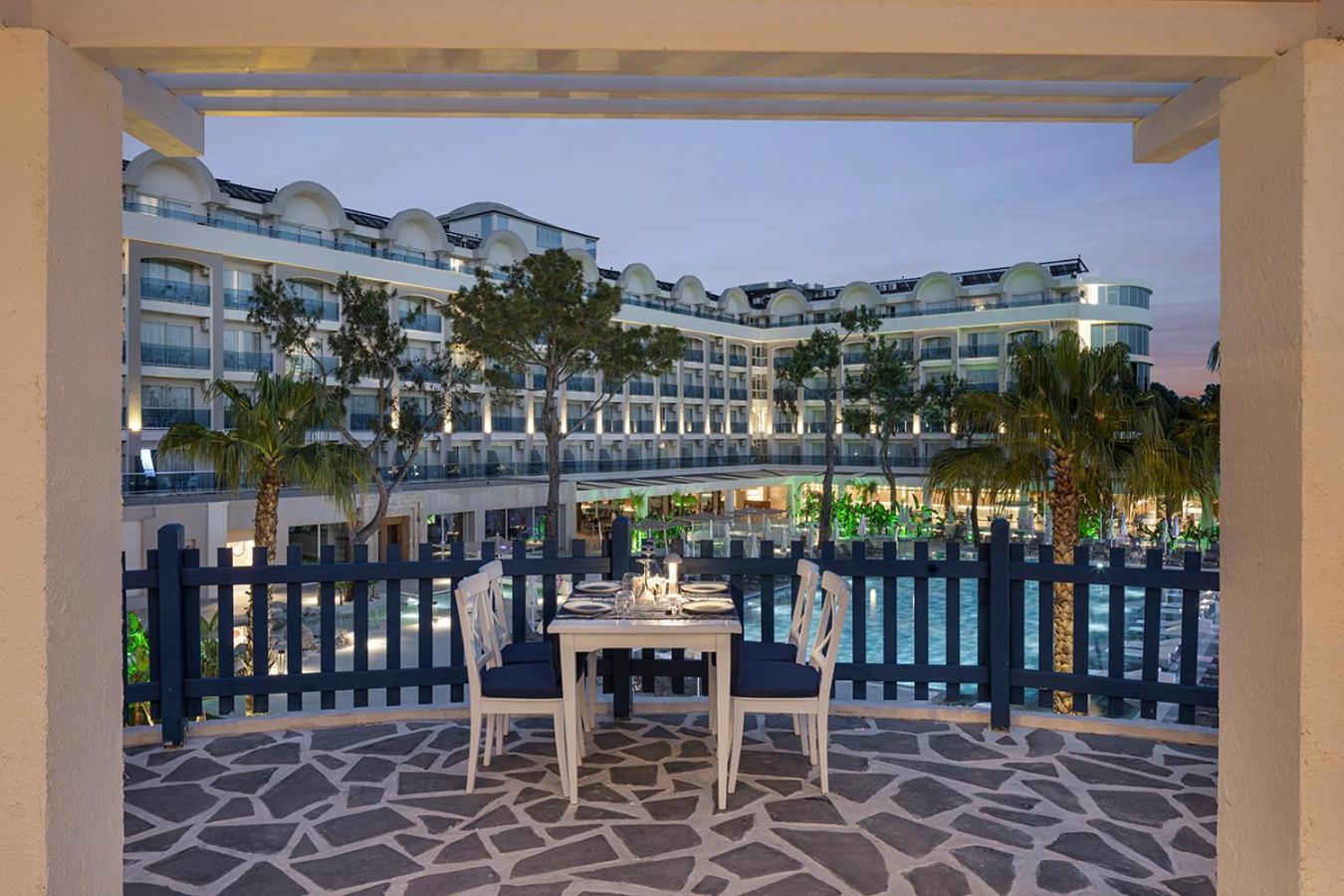 Berry Blue Hotels Side Esterno foto