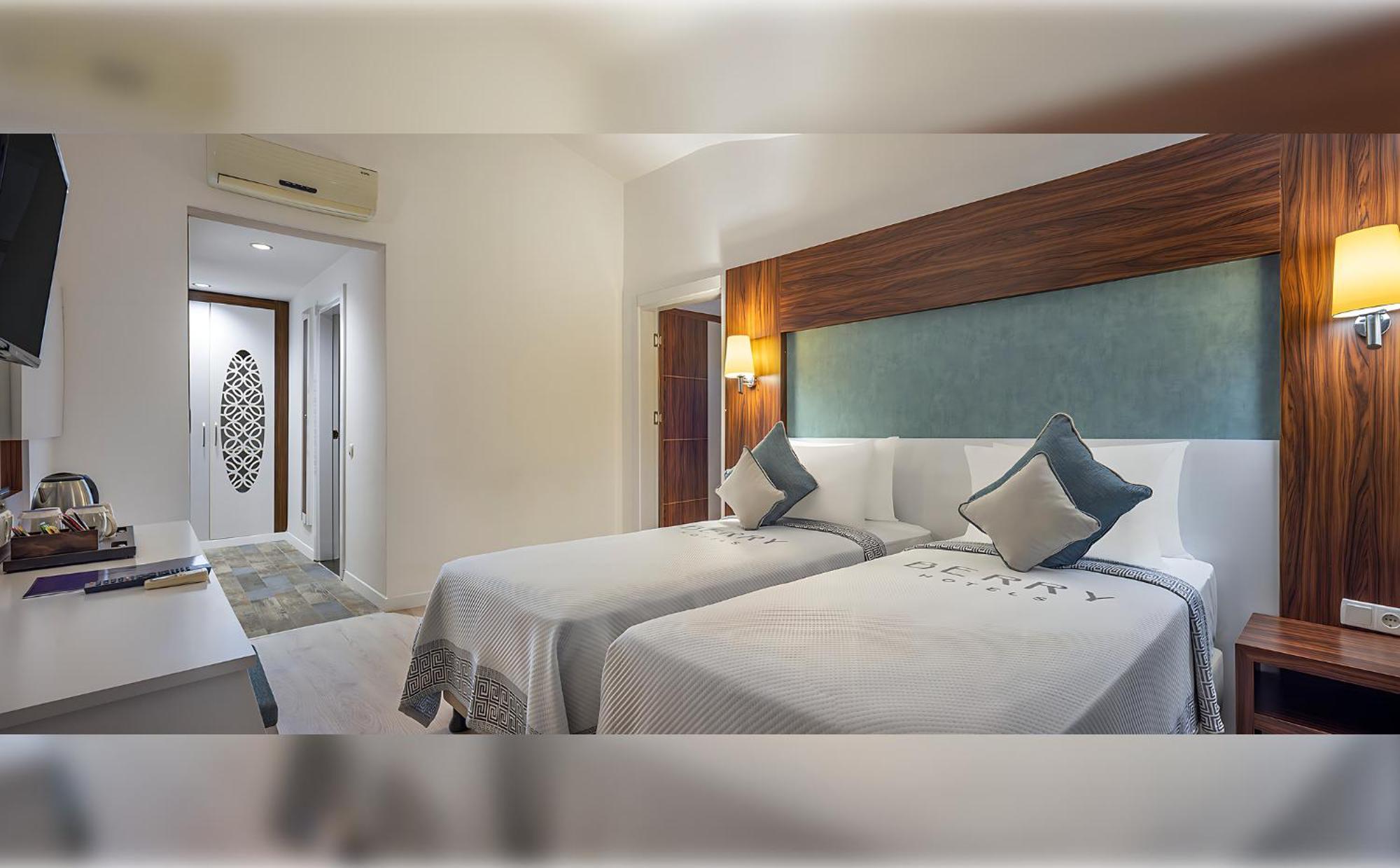 Berry Blue Hotels Side Esterno foto